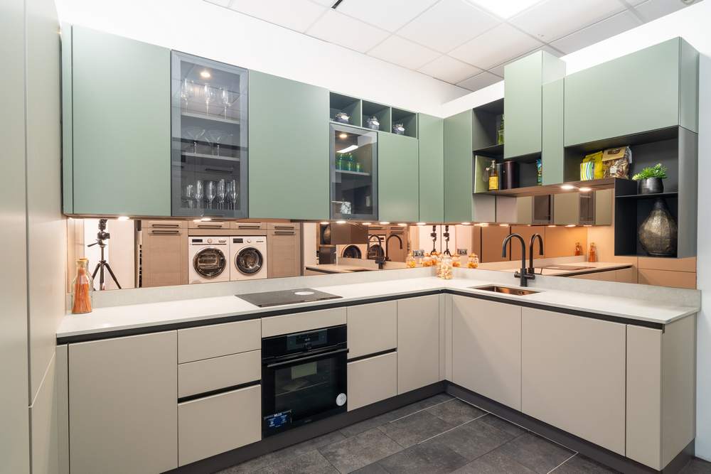https://cdn.usedkitchenhub.com/uploads/2024/02/Ex-Display-Mobilturi-Modern-Handleless-Two-Tone-Kitchen-%E2%80%93-Siemens-Haier-Zip-Appliances-Worktops-00002.jpg