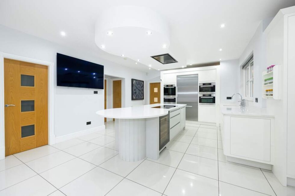 Tom Main Kitchen Luxury Tom Howley White Gloss Kitchen with Island & Utility Room ...