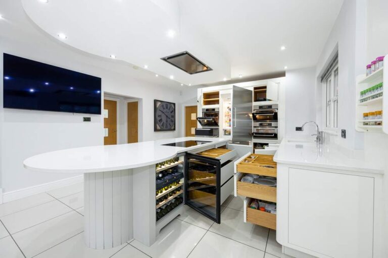 Tom Main Kitchen Luxury Tom Howley White Gloss Kitchen with Island & Utility Room ...
