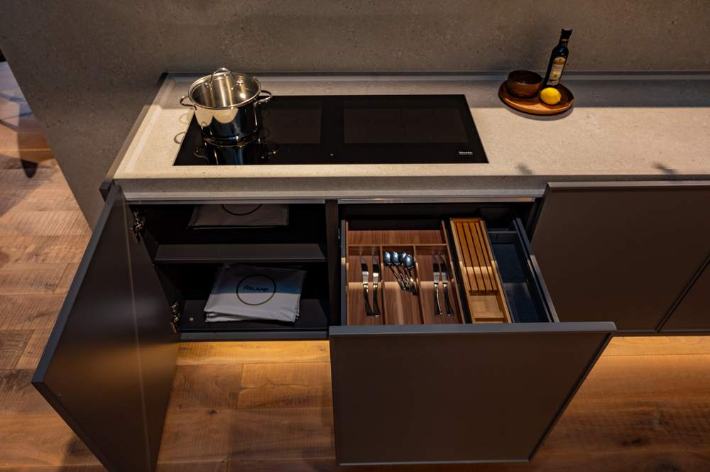 Ex Display Luxury LineaQuattro Cucina Floating Grey & Oak Veneer
