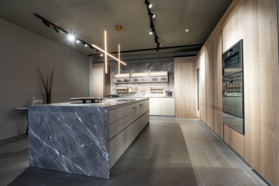 Luxury Ex-Display Arclinea Thea Fossil Oak Kitchen - 3833366 | Used ...